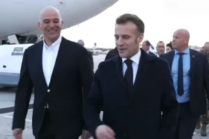 (ΦΩΤΟ): Στη Σούδα ο Μακρόν-Τον υποδέχθηκε ο Νίκος Δένδιας