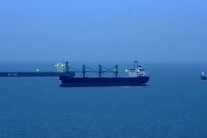 Φλέγεται δεξαμενόπλοιο στα Στενά του Ορμούζ