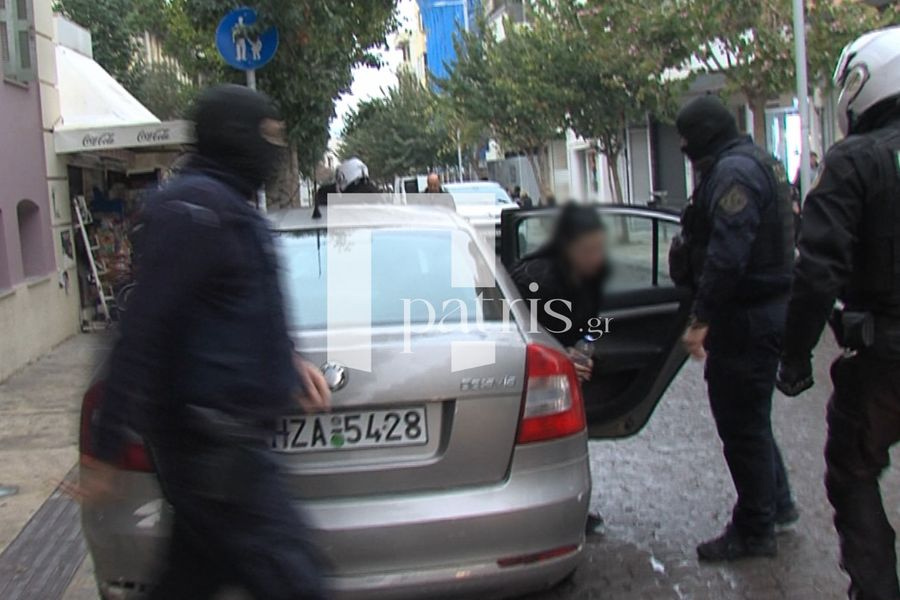 (ΦΩΤΟ – ΒΙΝΤΕΟ) Θάνατος 3χρονου Άγγελου: Με σκυμμένο το κεφάλι έφτασαν στα δικαστήρια η μητέρα και ο πατριός