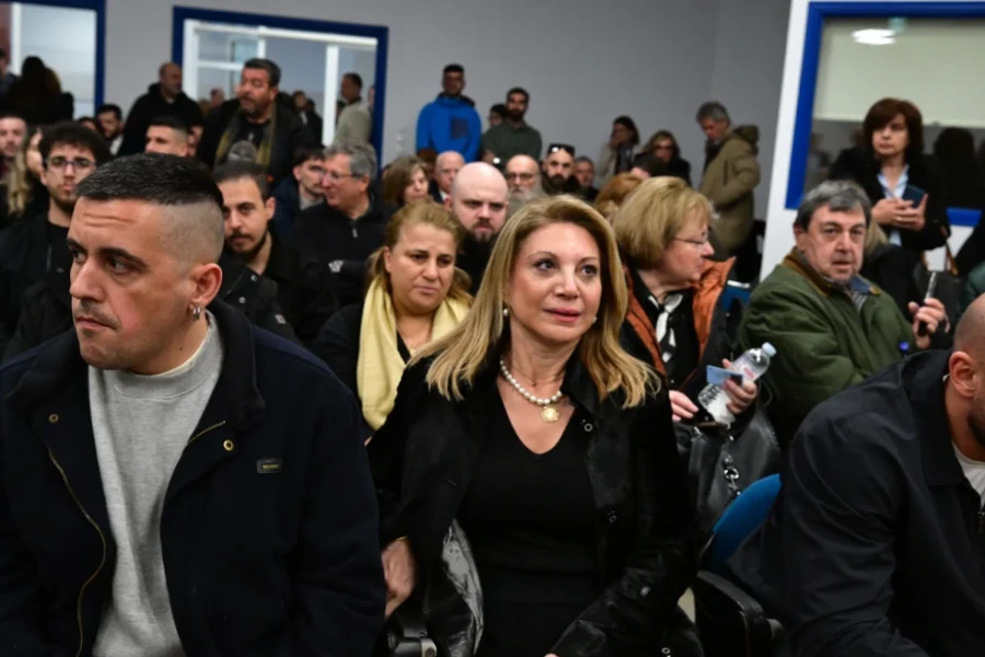 Ένταση και προσωρινή διακοπή στη δίκη για το έγκλημα των Τεμπών: Κατάμεστη η αίθουσα