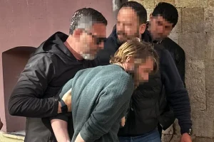 (ΒΙΝΤΕΟ) Αναβλήθηκε η δίκη για την φρικτή δολοφονία της 36χρονης Ράνιας στην Ανώπολη – Ξέσπασε η φίλη της έξω από τα δικαστήρια