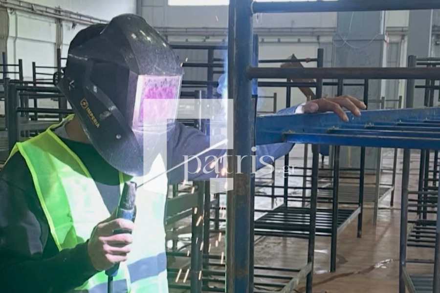 (ΦΩΤΟ) Στήνουν κρεβάτια στη δομή μεταναστών στα Χανιά – Αντιδράσεις στο Ηράκλειο για δομή στις Μαλάδες