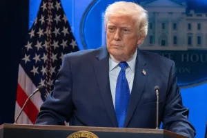 Βουτιά της δημοτικότητας του Τραμπ λόγω του πολέμου με το Ιράν