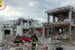 Έκρηξη από διαρροή αερίου στη Ρώμη: Δύο σοβαρά τραυματίες, κατέρρευσε κτίριο