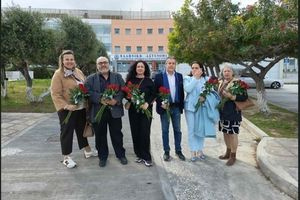 Τριαντάφυλλα στις Γυναίκες Αστυνομικούς προσέφερε η ΔΕΕΠ Ηρακλείου της Νέας Δημοκρατίας