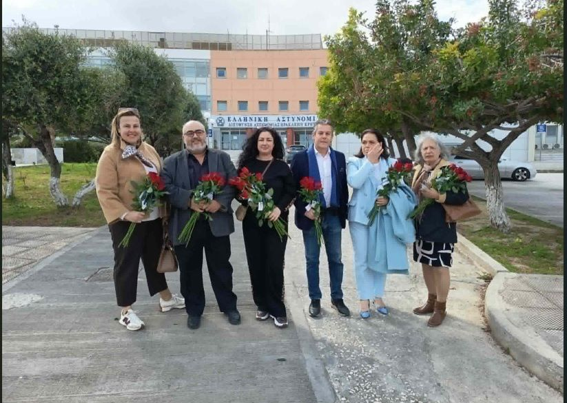 Τριαντάφυλλα στις Γυναίκες Αστυνομικούς προσέφερε η ΔΕΕΠ Ηρακλείου της Νέας Δημοκρατίας