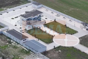 Στη φυλακή τέσσερα μέλη της οικογένειας Ρομά με το ελικοδρόμιο για την απάτη με τις χρυσές λίρες στη Λάρισα