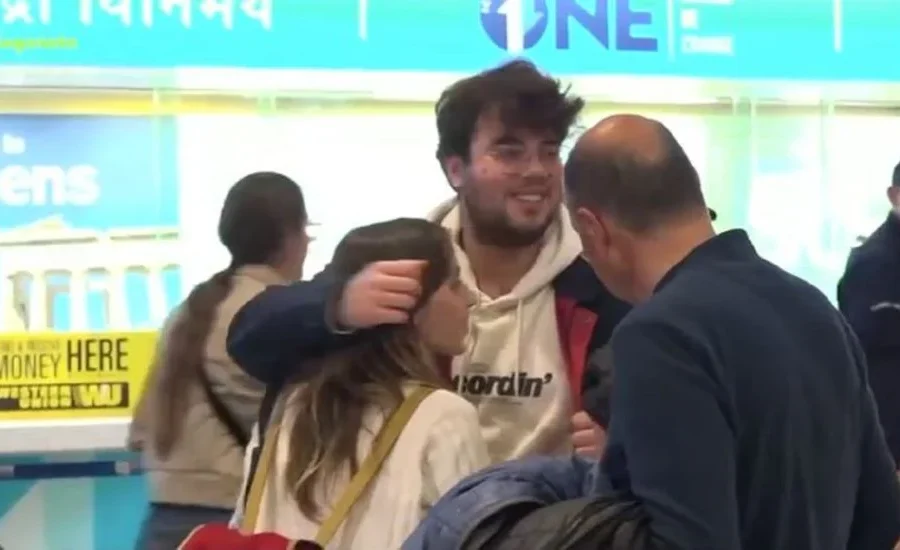 Μέση Ανατολή: «Ξανασήκωσε ο πιλότος το αεροπλάνο και μας πήγε στο Ομάν – Είχαμε λίγο άγχος» – Επαναπατρίστηκαν οι πρώτοι 162 Έλληνες