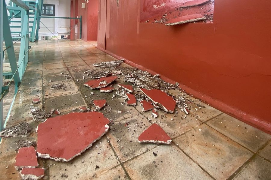 (ΦΩΤΟ) Κομμάτια σοβά αποκολλήθηκαν από την οροφή στις φοιτητικές εστίες του Πολυτεχνείου