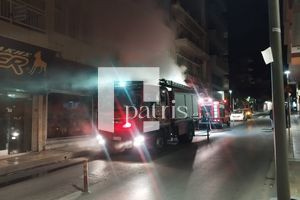 (ΦΩΤΟ – ΒΙΝΤΕΟ) Εμπρησμό βλέπουν οι αρχές στο κατάστημα με τα εκκλησιαστικά είδη – Τραυματίστηκε πυροσβέστης