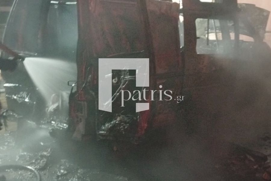 (ΦΩΤΟ) Φωτιά σε αυτοκίνητα – Καταστράφηκαν δύο οχήματα