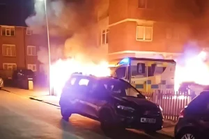 Εμπρηστική επίθεση σε κτίριο εβραϊκής οργάνωσης στο βόρειο Λονδίνο: Καταστράφηκαν ολοσχερώς ασθενοφόρα, ακούστηκαν εκρήξεις