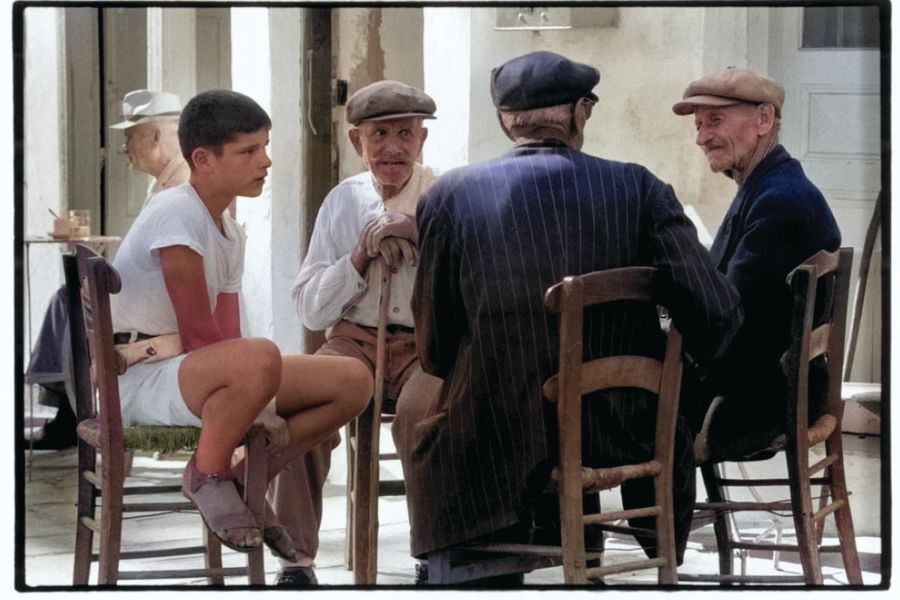 Παρέα σε καφενείο στην Κρήτη το 1934