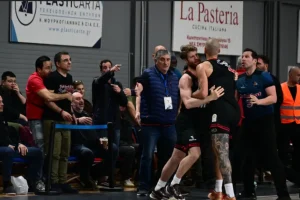 Επεισόδιο του Φουρνιέ με οπαδό του Πανιωνίου: Πήγε να του… ορμήξει ο Γάλλος και αποβλήθηκε