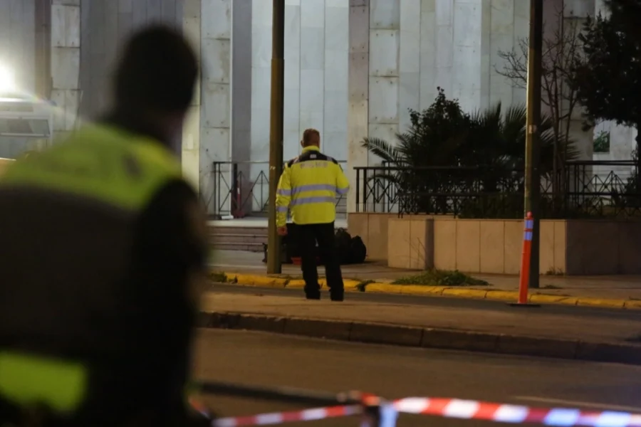 Μπαινόβγαινε στη φυλακή ο Σουδανός που απειλούσε να ανατιναχθεί στη ΓΑΔΑ: Είπε ότι βρήκε τις χειροβομβίδες σε τάπερ σε άλσος στην Ακρόπολη