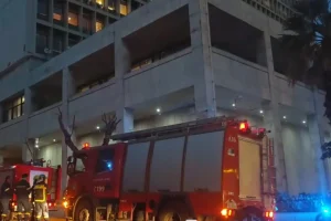 Ελεγχόμενη έκρηξη στο σακίδιο του Σουδανού που απειλούσε ότι είχε εκρηκτικά έξω από τη ΓΑΔΑ – Στα χέρια του είχε αντικείμενο που έμοιαζε με χειροβομβίδα