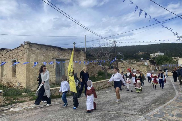 (ΦΩΤΟ) Με παραδοσιακές στολές παρέλασαν μικροί και μεγάλοι στην ακριτική Γαύδο