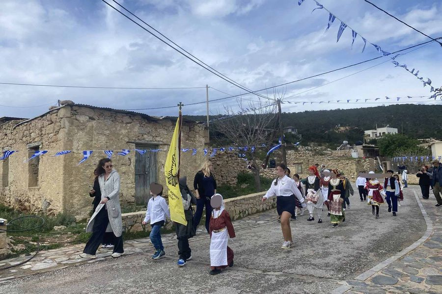 (ΦΩΤΟ) Με παραδοσιακές στολές παρέλασαν μικροί και μεγάλοι στην ακριτική Γαύδο
