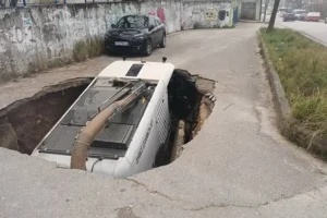 Άνοιξε η γη και κατάπιε μηχάνημα καθαριότητας στα Ιωάννινα