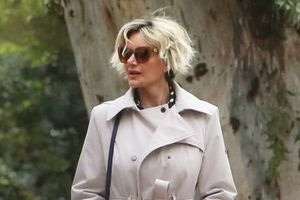 Ελεύθερη με εγγύηση 100.000 ευρώ μετά την απολογία της η χήρα του Τράγκα: Έδωσε εξηγήσεις για ξέπλυμα και φοροδιαφυγή που αγγίζει τα 13 εκατ. ευρώ