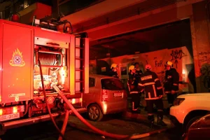 Φωτιά σε διαμέρισμα στου Γκύζη: Δύο τραυματίες, ο ένας σε κρίσιμη κατάσταση