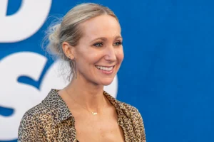 Η Νίκι Γκλέιζερ θα παρουσιάσει για τρίτη χρονιά τις Χρυσές Σφαίρες