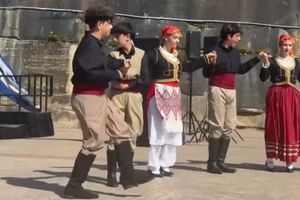 (BINTEO) Τρεις χορευτικές ομάδες ταυτόχρονα μπροστά στην όπερα του Σίδνεϊ