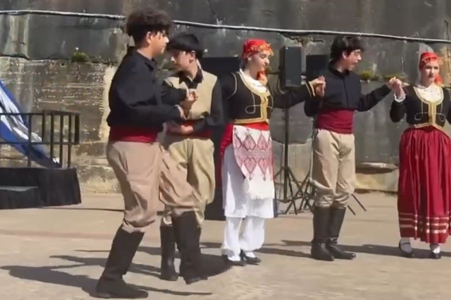 (BINTEO) Τρεις χορευτικές ομάδες ταυτόχρονα μπροστά στην όπερα του Σίδνεϊ