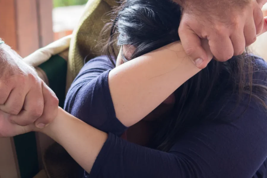 ΕΕ: Σχεδόν μια στις τρεις γυναίκες έχει βιώσει βία -Αναλυτικά στοιχεία για σεξουαλική κακοποίηση, διαδικτυακό εκφοβισμό