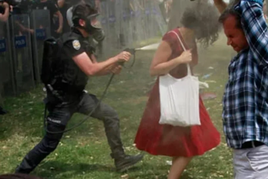 Τουρκία: Αστυνομικός έριξε χημικά στη «γυναίκα με τα κόκκινα» και τιμωρήθηκε με… φύτευση δέντρων