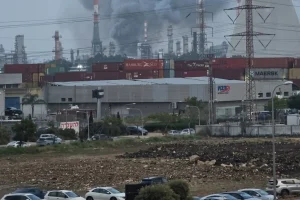 Το Ιράν χτύπησε διυλιστήριο στο Ισραήλ, στη Χάιφα, φωτιά και καπνοί