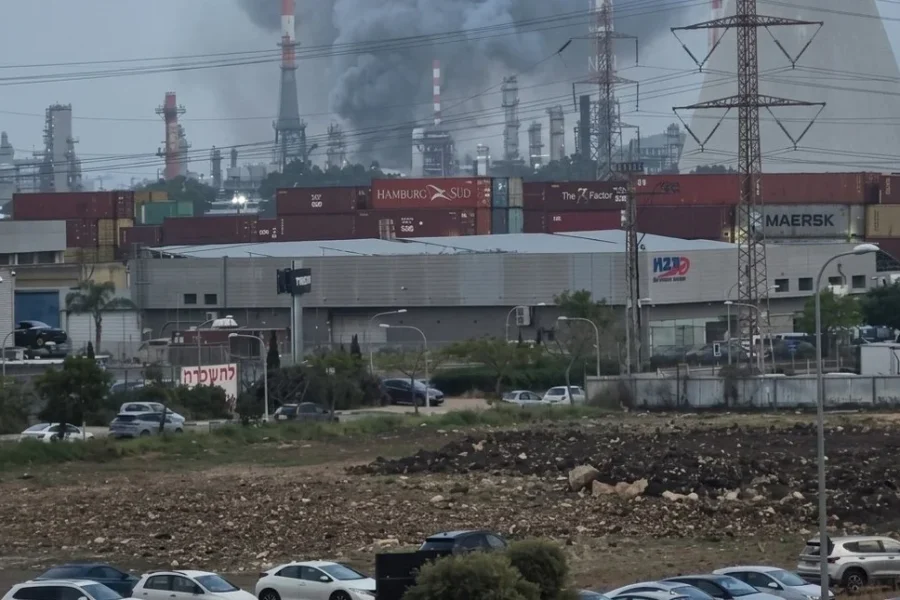 Το Ιράν χτύπησε διυλιστήριο στο Ισραήλ, στη Χάιφα, φωτιά και καπνοί