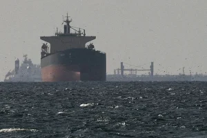 Περίπου 2.000 πλοία και 20.000 ναυτικοί παραμένουν εγκλωβισμένοι στα Στενά του Ορμούζ