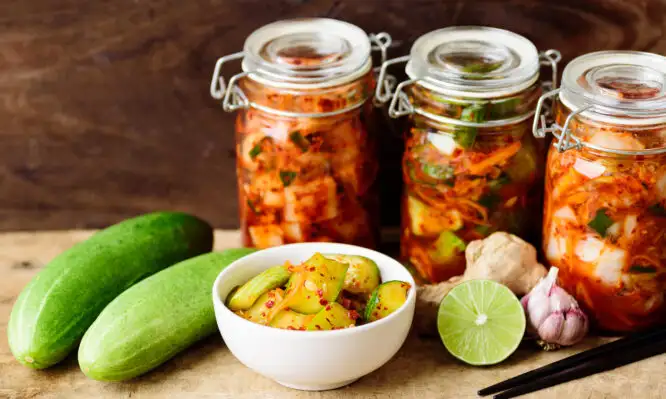 Το κίμτσι μπορεί να μας προστατεύει από τα μικροπλαστικά – Τι δείχνει νέα μελέτη