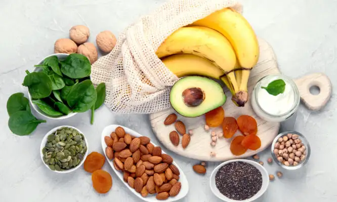 Αβοκάντο, γλυκοπατάτες και γιαούρτι: Τα τρόφιμα πλούσια σε ηλεκτρολύτες για να αποφεύγετε τις κράμπες