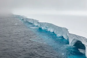 Λίγες εβδομάδες απομένουν για το μεγαλύτερο παγόβουνο του κόσμου, είχε μέγεθος διπλάσιο του Λονδίνου, δείτε βίντεο