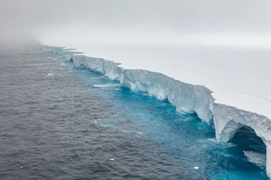 Λίγες εβδομάδες απομένουν για το μεγαλύτερο παγόβουνο του κόσμου, είχε μέγεθος διπλάσιο του Λονδίνου, δείτε βίντεο