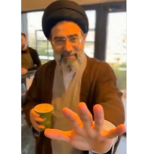 Είναι γκέι ο Μοτζτάμπα Χαμενεΐ; Νέα στοιχεία στο φως για τις σεξουαλικές προτιμήσεις του νέου ηγέτη, το παρατσούκλι και τα γέλια του Τραμπ