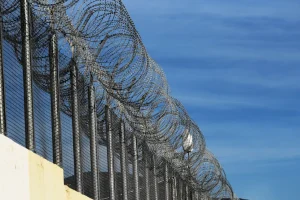 Επιχείρησαν να περάσουν με drones απαγορευμένα αντικείμενα στις φυλακές Δράμας και Λάρισας