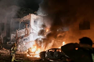 Στις φλόγες η Μέση Ανατολή: Νεκρός ο Χαμενεΐ και μέλη της οικογένειάς του -Πανηγύρια αλλά και θρήνος στη Τεχεράνη