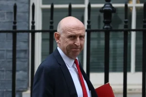 Δύο πύραυλοι εκτοξεύτηκαν προς την Κύπρο, λέει ο βρετανός υπουργός Αμυνας, αναχαιτίστηκαν από τους Ισραηλινούς