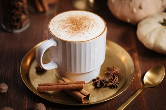 Ποια είναι τα οφέλη της προσθήκης κανέλας στον καφέ και γιατί τη συνιστούν
