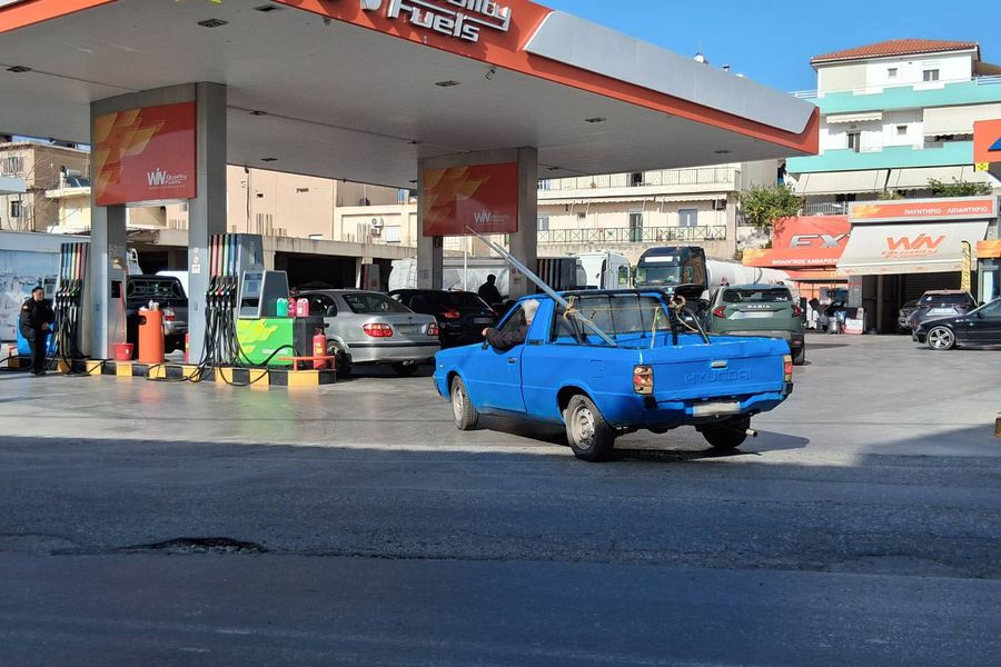 Πώς αντιδρούν οι Ηρακλειώτες οδηγοί στο “ράλι των τιμών” στα καύσιμα