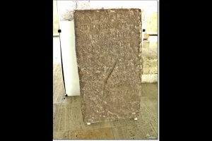 Ανακαλύφθηκε μεσαιωνική επιτύμβια στήλη – Το Μυστήριο της Επιγραφής του Μόστιτς