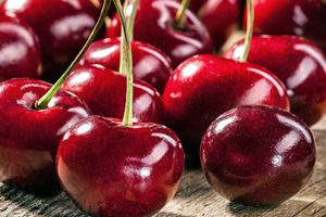 Το βαθυκόκκινο φρούτο που «φρενάρει» τον επιθετικό καρκίνο μαστού