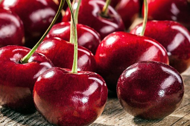 Το βαθυκόκκινο φρούτο που «φρενάρει» τον επιθετικό καρκίνο μαστού