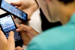 Unesco: Σχεδόν 6 στις 10 χώρες παγκοσμίως απαγορεύουν τη χρήση κινητών τηλεφώνων στο σχολείο