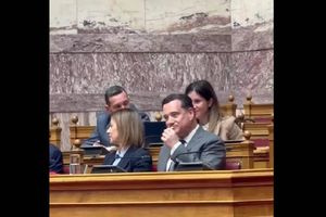 Χαμός στη βουλή με το βίντεο που ανέβασε στο TikTok η Κωνσταντοπούλου και τον υπουργό υγείας να τρώει κρακεράκια