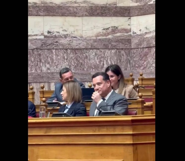 Χαμός στη βουλή με το βίντεο που ανέβασε στο TikTok η Κωνσταντοπούλου και τον υπουργό υγείας να τρώει κρακεράκια