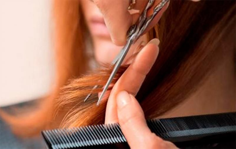 Οι Αρχές εντόπισαν σε πατάρι κουρείου 9 Αφγανούς – Με χειροπέδες η ιδιοκτήτρια